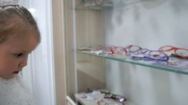 Küçük çocuk-göz hastalıkları Kliniği sarışın kız gözlük seçer