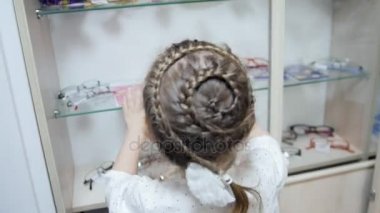 Childs'ın gözlük - göz hastalıkları Kliniği, küçük sarışın kız gözlük seçer.