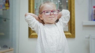 Küçük kız gözlük ayna - göz hastalıkları kliniğinde alışveriş yakın çalışır