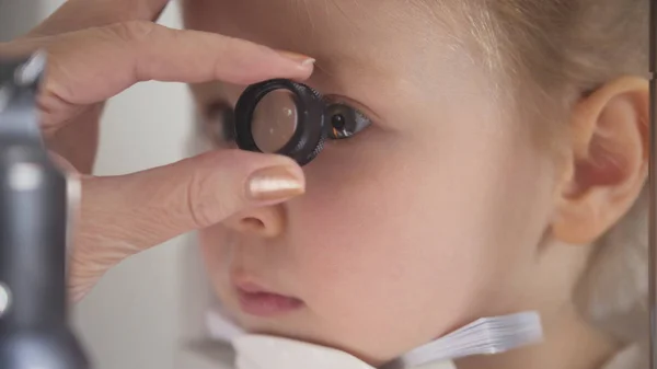 Augenoptiker überprüft das Sehvermögen von Kindern - Makroaufnahme — Stockfoto