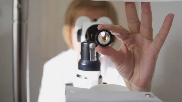 Augenoptiker - Augenarzt, der die Augen des Patienten untersucht - medizinisches Konzept — Stockfoto