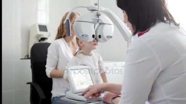 Çocuk göz hastalıkları - optometrist denetler göz küçük kız