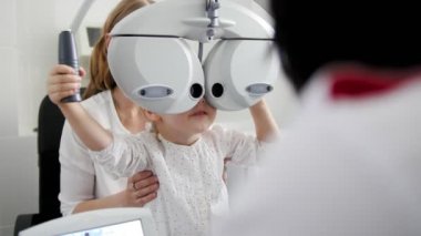 Çocuk göz hastalıkları - telephoti görünümü - optometrist denetler göz küçük kız