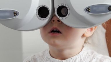 Göz hastalıkları Kliniği - sevimli küçük sarışın kız görme görme denetler, yakın çekim