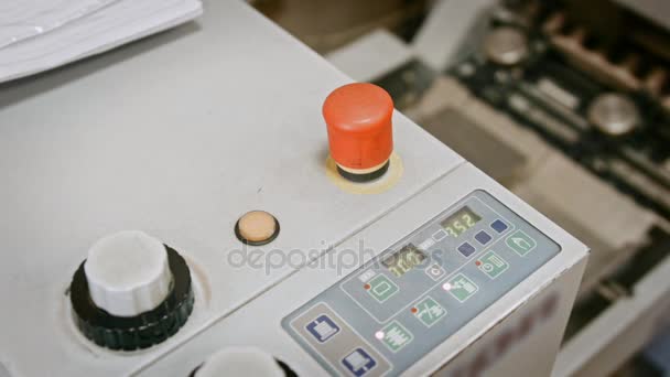 Máquina plegable en la industria del polígrafo de impresión - botón rojo y transportador, industrial — Vídeo de stock