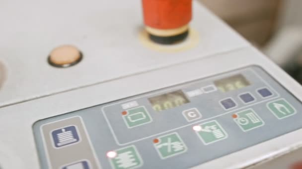 Procédé polygraphique à l'intérieur - plieuse sur l'industrie de l'imprimerie - les feuilles de papier se déplaçant à travers le pipeline 