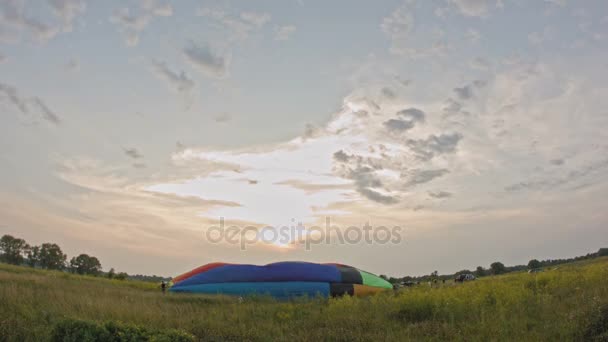 Hot air léggömb - gyorsított író égetés és felfújódik a boríték — Stock videók