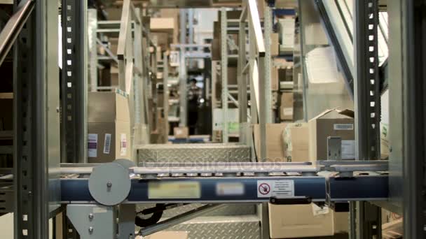 Работа на конвейерном складе аптеки - синие коробки с товарами — стоковое видео