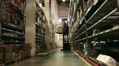 İlaç üretim, yükleyici işçiler çok düzeyli ambar