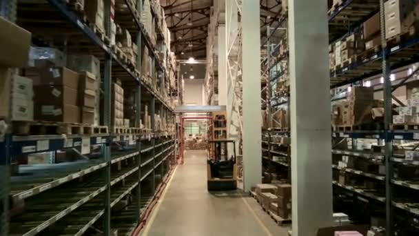 Almacén multinivel de producción farmacéutica, los trabajadores de la cargadora — Vídeos de Stock