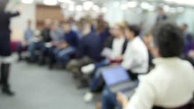 De-odaklı-bir sürü bir seminer ya da konferanslar - hızlandırılmış oturan insan