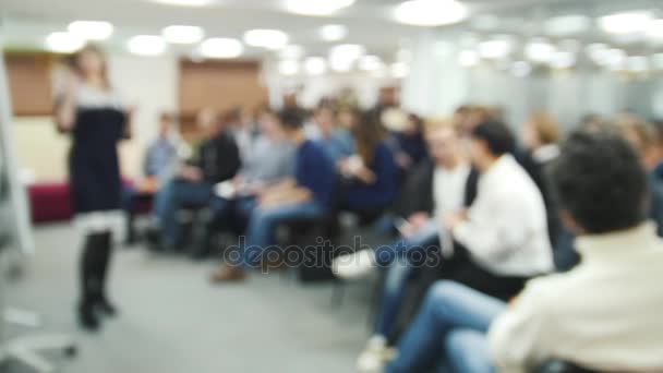 De fokuserade-en massa människor som sitter vid ett seminarium eller föreläsningar - bakgrund — Stockvideo