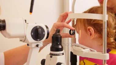Tıbbi kavramı - childs Oftalmoloji - doktor optometrist görme, küçük kıza denetler