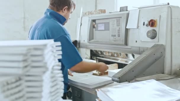 Mann vervollständigt Tagebuchseiten - Handarbeit - Schneideguillotine in Druckerei - Typografie — Stockvideo