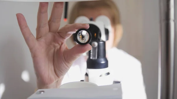 Gesundheitswesen - Augenoptiker - Augenarzt, der die Augen des Patienten untersucht - medizinisches Konzept — Stockfoto
