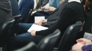 Ders ve not almak - kendi dizüstü yazma insanlar iş Salonu'nda oturan insanlar