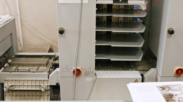 Βιομηχανικός εξοπλισμός - Διπλωτική μηχανή εκτύπωσης πολύγραφων βιομηχανίας, ρυθμιστικό πυροβόλησε — Αρχείο Βίντεο