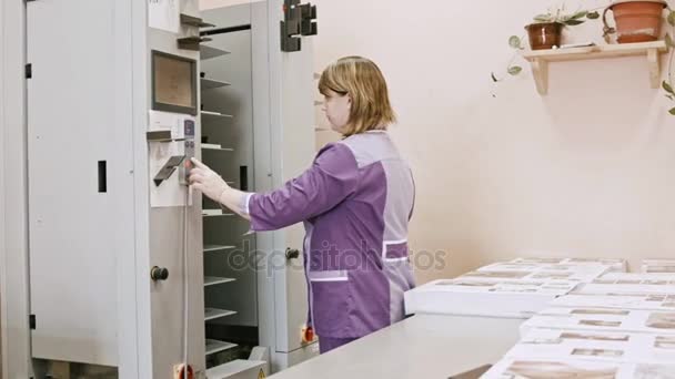 Negócio de tipografia - mulher trabalhando na máquina de pasta na casa de impressão - indústria de polígrafo — Vídeo de Stock