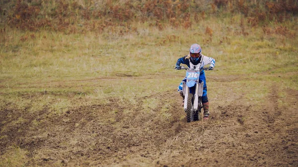 Louco menina mx motociclista - motocross piloto em bicicleta de sujeira na pista de esporte — Fotografia de Stock