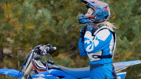 Girl Bike wears a helmet - MX moto cross racing - rider on a dirt motorcycle — Stock Photo, Image