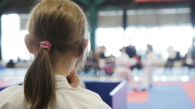 Tatami - izleyici - Karate rekabet mücadele isteyen genç karate spor kız