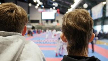 Karate Yarışması - iki genç çocuklar tatami üzerinde mücadele seyir