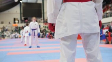 Spor çocuklar - karate kadın sporcu - hazır için mücadele