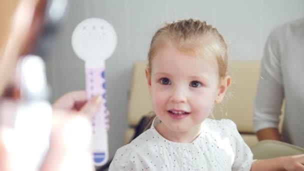 Childs'ın Oftalmoloji - optometrist tanı görme, kontrol küçük kız — Stok video