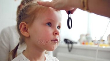 Şirin çocuk göz hastalıkları Kliniği - optometrist tanı küçük sarışın kız