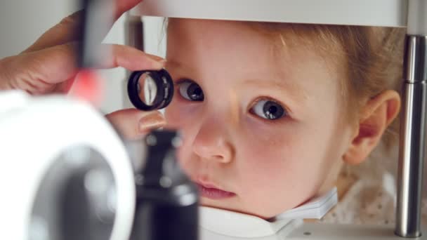 Childs Oftalmoloji - doktor optometrist görme küçük kız için denetler. — Stok video