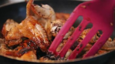 Kızartma tavuk kanadı Pan - spatula gıda karıştırma hazırlanıyor