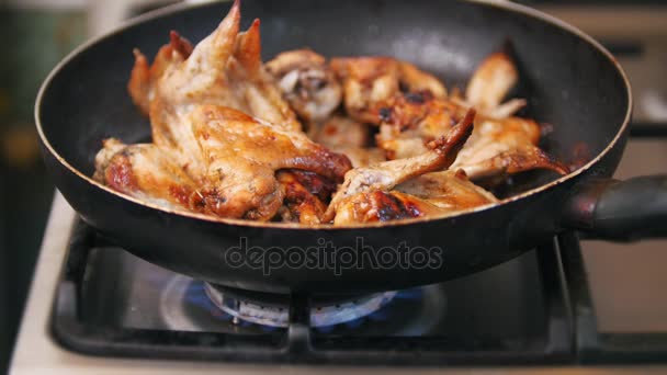 Жареные куриные крылышки, приготовленные на сковороде - домашняя еда — стоковое видео