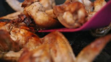 Petrol - gıda karıştırarak spatula kaynar suda hazırlanıyor Kızartma tavuk kanadı görünümünü kapat