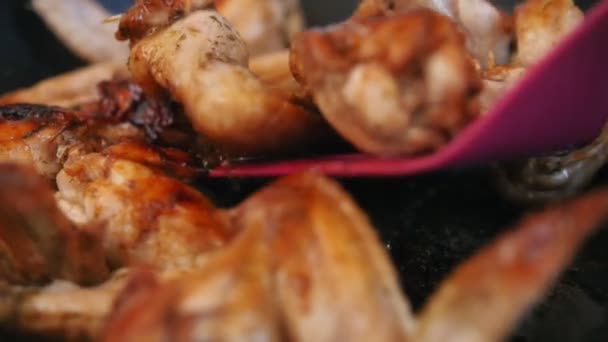 Vue rapprochée de la friture Ailes de poulet préparées à l'huile bouillante - spatule agitant la nourriture 