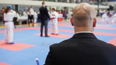 Savaş sanatı yarışmalar - kel adam Koç-yargıç mücadele karate gençler seyir