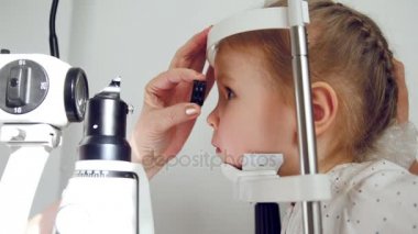 Çocuk göz hastalıkları - küçük Childs'ın vizyon kontrol göz doktoru