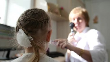 Childs'ın Oftalmoloji - optometrist tanı tanılama küçük kız - kafasının arkasına