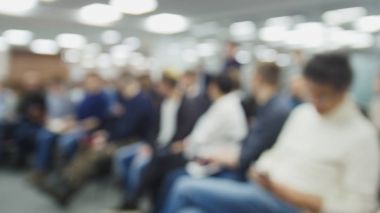 Arka plan bulanık - iş - bir seminer veya konferans oturan insanlar bir sürü - toplantı yatay