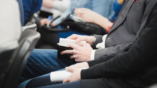 Férfiak és nők egy konferencia vagy bemutató, műhely, Mester osztály - tollak és notebook a kezében, zár fel — Stock Fotó