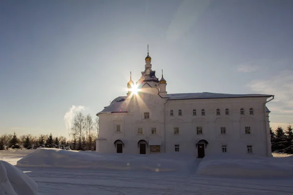Kazan, Russia, 9 febbraio 2017, Monastero di Zilant - chiesa cristiana bianca in inverno giornata di sole ghiacciata, concetto di religione — Foto Stock