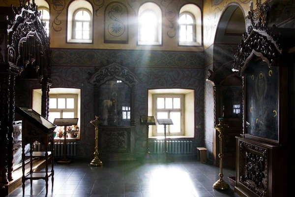 Kasan, russland, 9. februar 2017, zilantes kloster - innen christliche kirche - orthodoxe kirche bei sonnigem tag, silhouette — Stockfoto