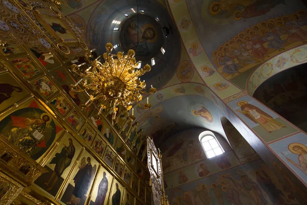 Kazan, Oroszország, 2017. február 9., Zilant kolostor - belül Christian Church - arany felső — Stock Fotó