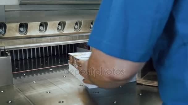 Fábrica de impressão - grande cortador industrial para cortar tesouras de papel - guilhotina máquina - close-up — Vídeo de Stock