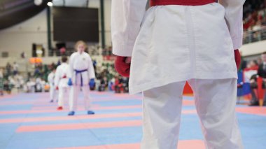 Spor çocuklar - karate kadın sporcu - hazır için mücadele