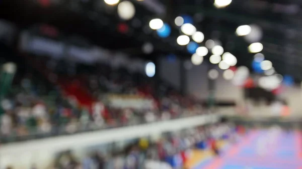 Sporthalle mit Menschen Zuschauer - defokussiert, Hintergrund — Stockfoto