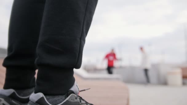 Adolescents acrobatiques de rue - Freerunner Performing flips outdoor - déconcentré devant des baskets — Video