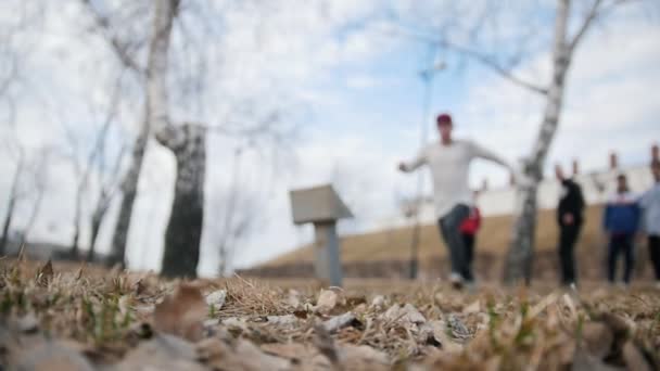 Een gratis uitvoeren tieners - een tracer springt een flip in park, parkour, wazig - vertraagd — Stockvideo