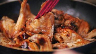 Eve abur cubur - kanat tavuk kızartma yağı kaynar suda hazırlanıyor