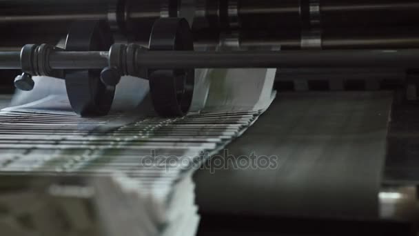 Processo de impressão - indústria de polígrafos - brochuras que se deslocam na correia transportadora — Vídeo de Stock