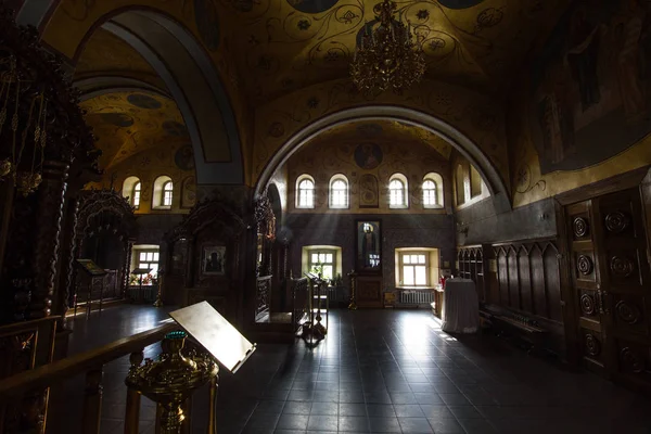 Kazan, Russie, 9 février 2017, Monastère de Zilant - Église chrétienne intérieure - église orthodoxe au soleil, silhouette — Photo